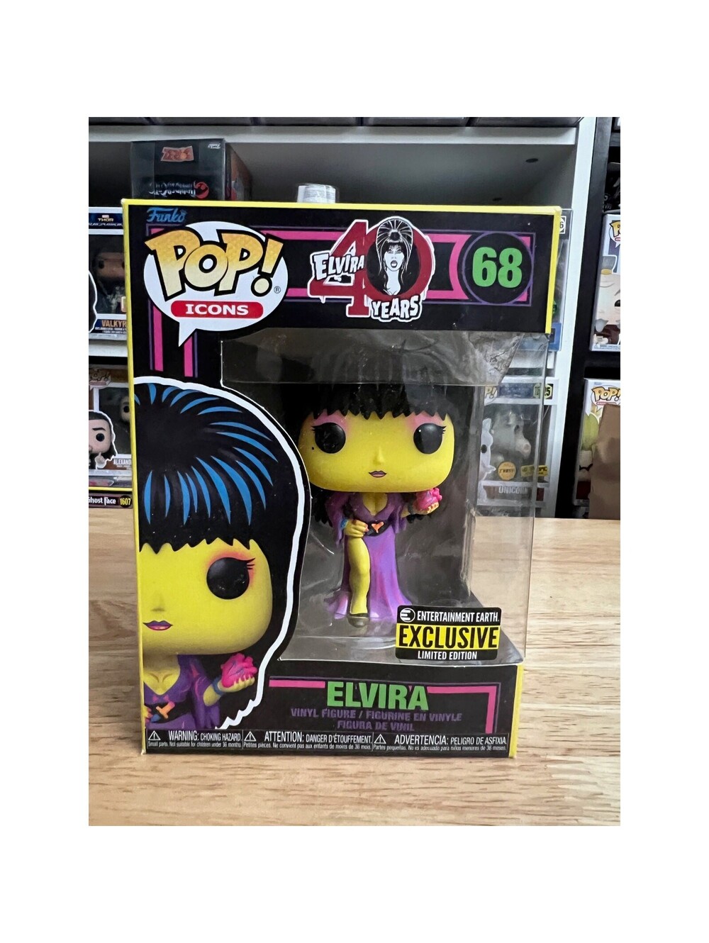 EXCLUSIVE LIMITED EDITION BLACKLIGHT Elvira Funko Pop 68 Movies Horror Cassandra